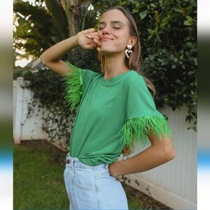 IF SHE LOVES Sunflower Basic t-shirt with ostrich Feathers in green. Size small